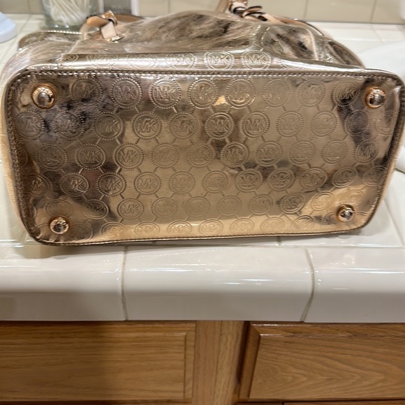 Michael Kors east/west signature tote. Metallic rose. Good condition. Pre-owned - Picture 6 of 8